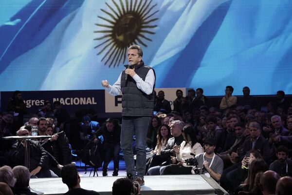 Sergio Massa promete ser "as茅ptico" en la campa帽a electoral para no da帽ar la econom铆a argentina - Revista PLUS