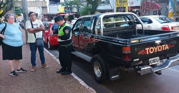 La Nación / Un argentino dejó su auto en Foz, cruzó a CDE y mientras esperaba bus vio su vehículo pasar