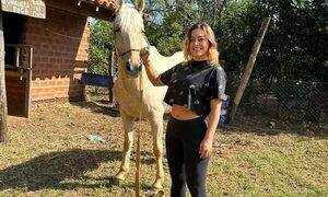 El sueño cumplido de Larissa Riquelme con un “potro”