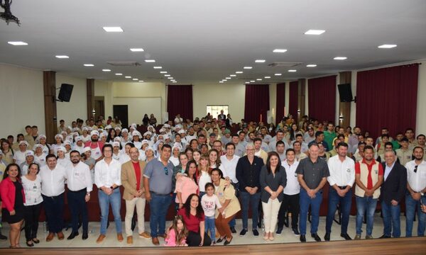 Entregan certificados y kits de cursos de capacitación
