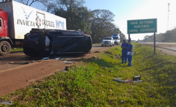 Conductora resultó herida tras vuelco de camioneta