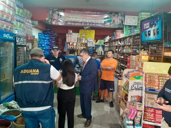 Diario HOY | Realizan allanamientos anticontrabando en el mercado municipal de Luque