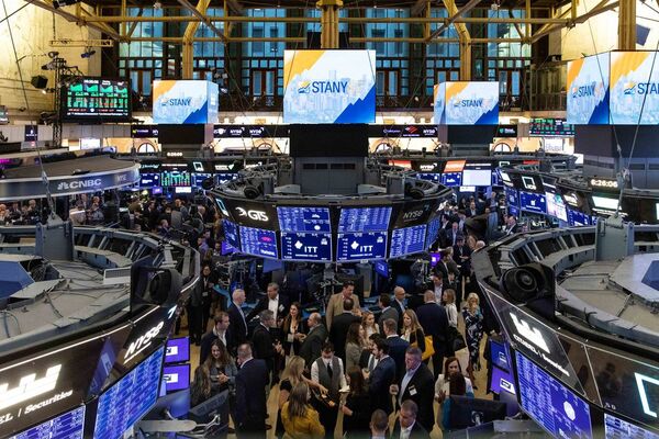 Acciones de Apple tocan récord de USD 3 billones