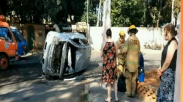 Vehículo volcó al salir de un taller mecánico - Noticias Paraguay