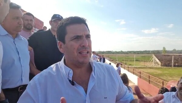 El Presidente de la APF, Robert Harrison realizó su recorrido por el estadio Ovetenses Unidos - Noticiero Paraguay