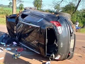 Mujer resulta lesionada tras volcar su camioneta - ABC en el Este - ABC Color