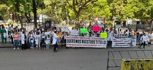 Egresados en Medicina de la Universidad María Serrana reclaman la entrega de sus títulos - La Tribuna