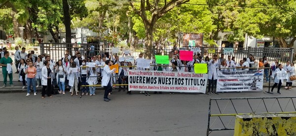 Egresados en Medicina de la Universidad María Serrana reclaman la entrega de sus títulos - La Tribuna