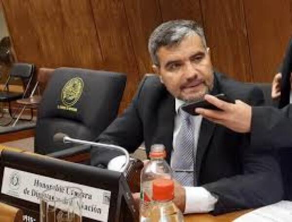 Édgar Acosta pide patriotismo a nuevos parlamentarios