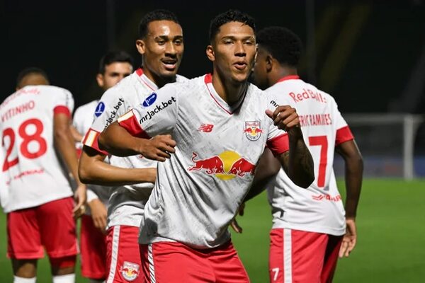 Bragantino vapulea a Tacuary y sella su pase a octavos de final - Fútbol Internacional - ABC Color