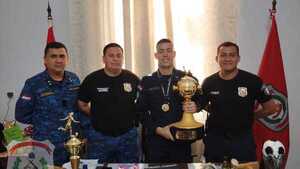 Homenajean a policía antidisturbios por ganar la Libertadores en fútbol de playa