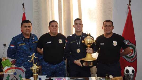 Homenajean a policía antidisturbios por ganar la Libertadores en fútbol de playa