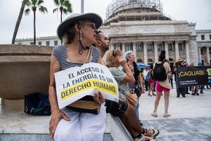 Cientos de puertorriqueños protestan contra más aumentos en la elevada factura de la luz - MarketData