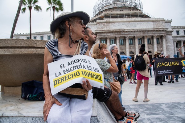 Cientos de puertorriqueños protestan contra más aumentos en la elevada factura de la luz - MarketData