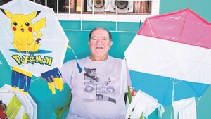 Con la venta de pandorgas, sus hijos lograron estudiar