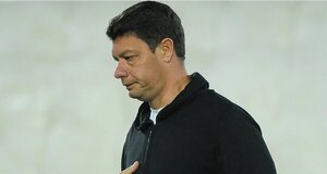 Versus / Battaglia dejó la banca de Huracán tras perder con Guaraní