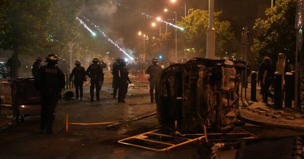 La Nación / Disturbios se extendieron en Francia por joven baleado por la policía