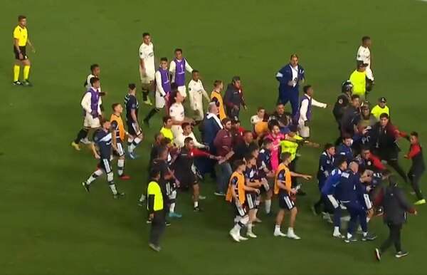 Versus / Bochorno en Lima con batalla campal entre peruanos y argentinos