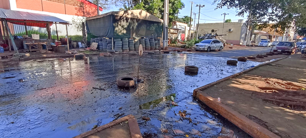 Cloaca de la penitenciaría inunda la avenida Rogelio R. Benítez - La Clave