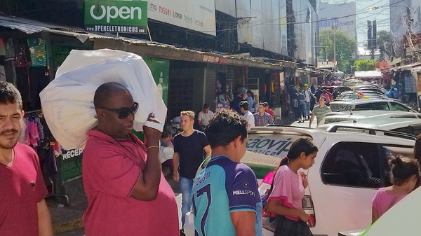 Ciudad del Este recibió gran cantidad de turistas brasileños que movió el comercio - La Clave