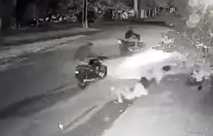 Delincuentes golpean y despojan de su moto a dos mujeres a punta de cuchillo - La Clave