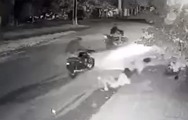 Delincuentes golpean y despojan de su moto a dos mujeres a punta de cuchillo - La Clave