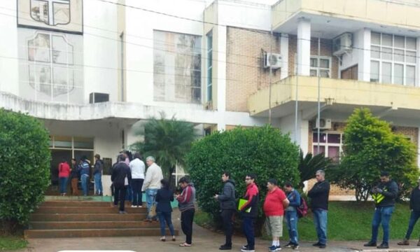 Largas filas para pago de habilitaciones, a un día del vencimiento