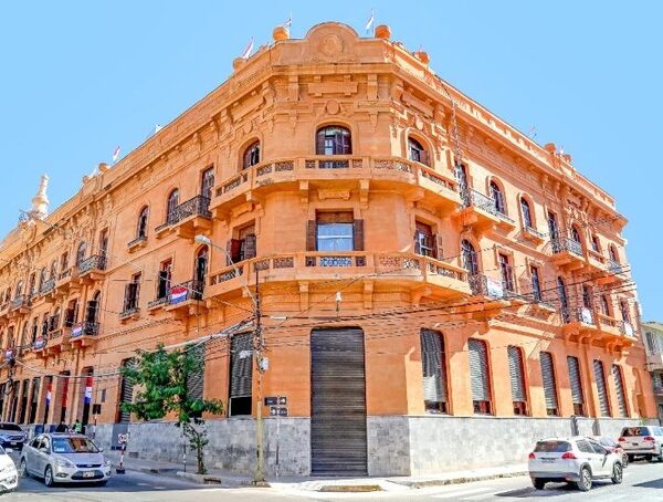 Hacienda coloca 500 millones de dólares en bonos del tesoro a una tasa de 5.85% · Radio Monumental 1080 AM