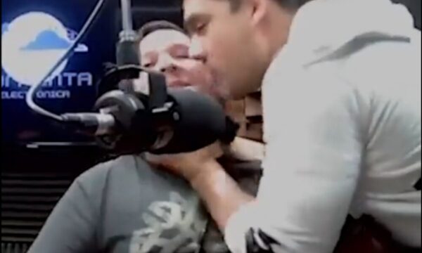 ¡Con todo y lengua!: Locutor de radio recibió beso de Pope Spinzi