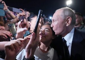 Nuevas fotos de Putin pos rebelión fallida: distendido, informal y hasta besos - Mundo - ABC Color