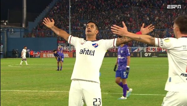 Versus / ¡Arrancó desde su campo! El golazo de Diego Polenta en la Libertadores