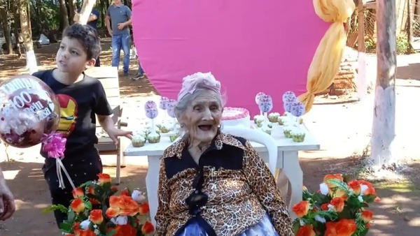 Abuela festeja 3 días por su cumpleaños número 100