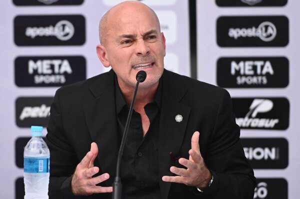 Versus / Cardona admite que "es difícil" levantar sanción de FIFA: "No es mi prioridad"