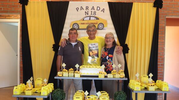 Celebró sus 80 años con temática de taxi