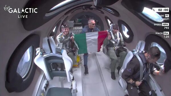 Hito en los vuelos espaciales comerciales: Virgin Galactic despliega la bandera de Italia - Ciencia - ABC Color