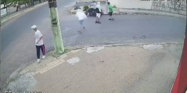 [VIDEO] ¡Impotencia! Malandros meten una patada a la moto, tiran al señor y le roban