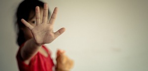 Condenan a 10 años de prisión a doméstica que abusó de una menor - trece