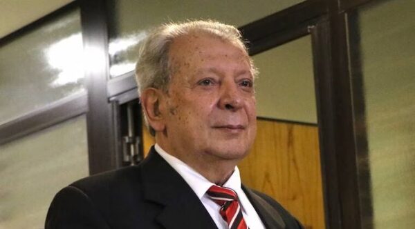 En emotiva despedida, Calé pone fin a su carrera como parlamentario tras 34 años - Noticiero Paraguay
