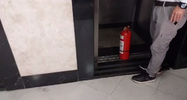Diario HOY | Cortocircuito causó susto en ascensor del Congreso
