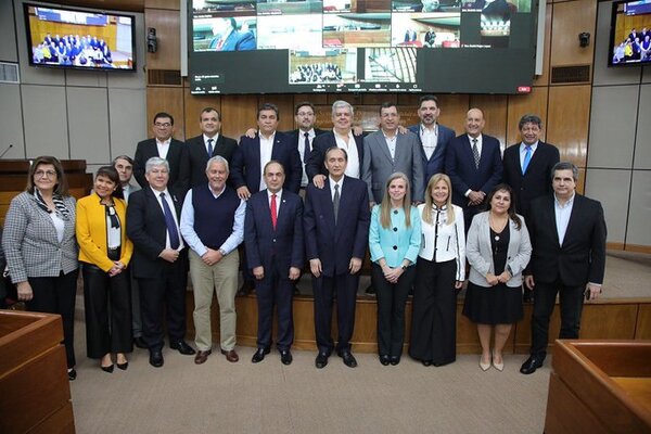 Senado rinde homenaje al secuestrado exvicepresidente Oscar Denis por su servicio al país
