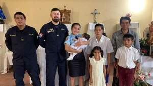 Bomberos la ayudaron a venir al mundo y ahora son sus padrinos