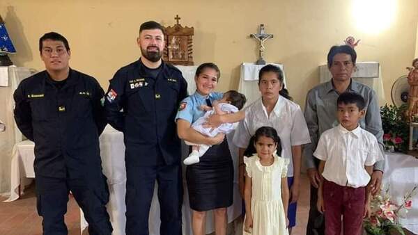 Bomberos la ayudaron a venir al mundo y ahora son sus padrinos