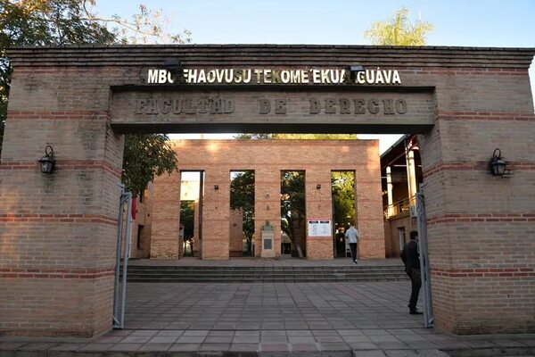 Derecho UNA: Jóvenes reclaman que les impiden rendir examen de ingreso - Nacionales - ABC Color