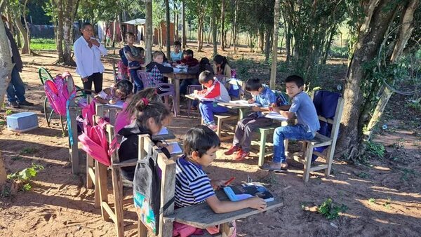 Denuncian a intendente de Yby Pytã por no construir aulas en escuela donde dan clases bajo árboles - Nacionales - ABC Color