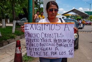 Familiares de 16 empleados de seguridad secuestrados en México retiran bloqueo de carretera - Mundo - ABC Color