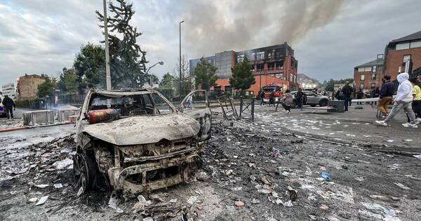La Nación / Francia: 667 detenidos tras tercera noche de caos