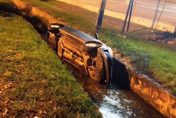 Aparatoso vuelco en la Autopista Silvio Pettirossi •