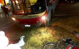 Imprudente chofer de bus chocó a un motociclista •