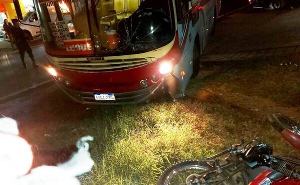 Imprudente chofer de bus chocó a un motociclista •