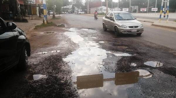 Cloaca y baches en acceso a Municipio de Luque •